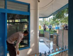 Polsek Rasanae Barat Gelar Aksi Jumat Bersih di Musholla Miftahurrahman Terminal Dara