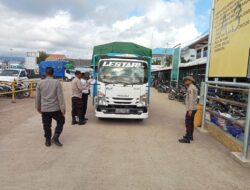 Polsubsektor Kawasan Pelabuhan Laut Sape Laksanakan Pengamanan dan Pemeriksaan Penumpang KMP Cakalang Tujuan Labuan Bajo