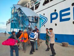 Polsek Kawasan Pelabuhan Laut Bima Laksanakan Pengamanan Embarkasi dan Debarkasi Penumpang KM. AWU
