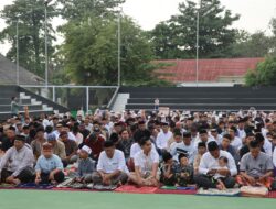 Personel Polres Bima Kota Laksanakan Sholat Idul Adha di Halaman Mako