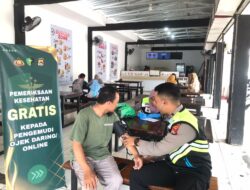 Si Dokkes Polres Bima Kota Gelar Pemeriksaan Kesehatan Gratis dan Bagikan Vitamin untuk Pengemudi Ojek Online