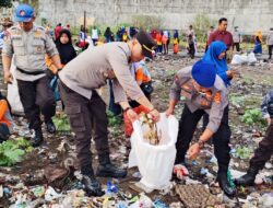 Sambut Hari Bhayangkara ke-79, Polsek Kawasan dan Sat Polairud Gelar Bakti Sosial Pembersihan Teluk Bima