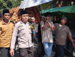 Sambang Duka, Bhabinkamtibmas Desa Maria Tunjukkan Empati Kepada Warga Binaannya