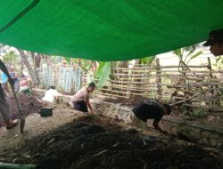 Bhabinkamtibmas Kelurahan Rite Gotong Royong Bersama Warga Bersihkan Parit Cegah DBD