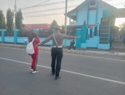 Personel Satlantas Polres Bima Kota Laksanakan Rawan Pagi, Bantu Pejalan Kaki dan Anak Sekolah Menyeberang Jalan