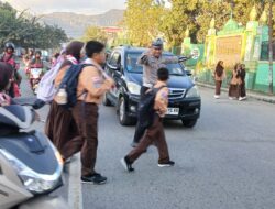 Personel Polsek Rasanae Barat Laksanakan Strong Point Pagi di Depan MTsN 1 Kota Bima