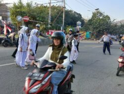 Personel Polsek Rasanae Barat Bantu Lancarkan Arus Lalu Lintas di Pagi Hari