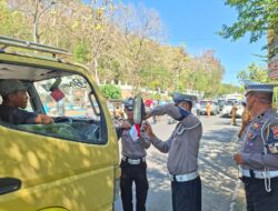 Sat Lantas Polres Bima Kota Bagikan dan Pasang Bendera Merah Putih pada Pengendara Sambut HUT RI ke-80