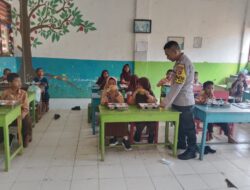 Bhabinkamtibmas Desa Pesa Dampingi dan Monitoring Penyaluran Program Makan Bergizi Gratis