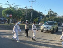 Anggota Lantas Polsek Rasanae Barat Gelar Strong Point Pagi di Depan MTsN 1 Kota Bima