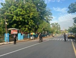 Sat Samapta Polres Bima Kota Laksanakan Gatur Lalin Pagi, Bantu Anak Sekolah Menyeberang Jalan