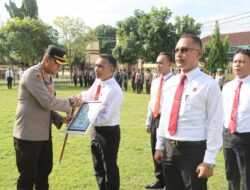 Kapolres Bima Kota Berikan Penghargaan Kepada 12 Anggota Berprestasi dan Bagikan Buku Saku Quick Wins Presisi