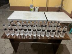 Tim Opsnal Polsek Asakota Gagalkan Peredaran Puluhan Botol Bir, Amer, dan Arak Bali