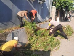 Bhabinkamtibmas Kelurahan Melayu Ikut Gotong Royong Bersama Warga, Wujudkan Lingkungan Bersih dan Aman