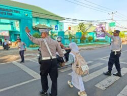 Satlantas Polres Bima Kota Laksanakan Rawan Pagi, Bantu Anak Sekolah dan Pejalan Kaki Menyeberang Jalan