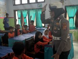 Sat Lantas Polres Bima Kota Beri Himbauan Keselamatan Berlalulintas kepada Anak Usia Dini di SDN 20 Kota Bima