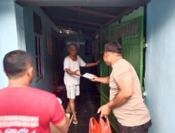Bhabinkamtibmas Polres Bima Kota Bantu Bersihkan Rumah Warga dan Bagikan Nasi Bungkus Pascabencana Banjir