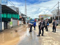 Sat Samapta Polres Bima Kota Bantu Bersihkan Jalan Pascabencana Banjir di Kelurahan Paruga