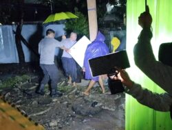 Personil Polsek Wawo Bantu Evakuasi Barang Warga Terdampak Banjir di Desa Maria