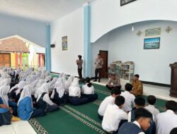 Sosialisasi Penerimaan Siswa Baru SMA Kemala Taruna Bhayangkara oleh Bag SDM Polres Bima Kota di SMPN 1 Kota Bima