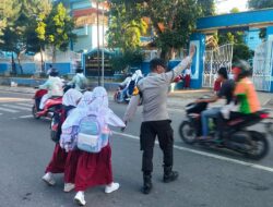 Personel Polsek Rasanae Timur dan Polsubsektor Raba Laksanakan Rawan Pagi, Bantu Anak Sekolah Menyebrang Jalan