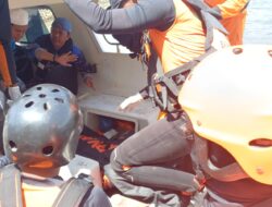 Sat Polairud Polres Bima Kota Evakuasi Mayat Korban Banjir yang Ditemukan di Perairan Teluk Bima