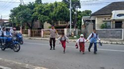 Personel Polsek Rasanae Timur Gelar Rawan Pagi dan Pengaturan Lalu Lintas di Dua Lokasi Sekolah