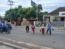 Personel Polsek Rasanae Timur Gelar Rawan Pagi dan Pengaturan Lalu Lintas di Dua Lokasi Sekolah