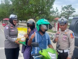 Ops Zebra Rinjani 2025, Polres Bima Kota Bagikan Helm dan Beras Gratis kepada Pengendara
